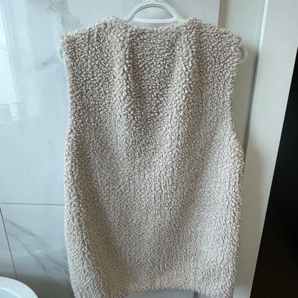 Wilfred Sherpa Vest - Picture 3 of 4